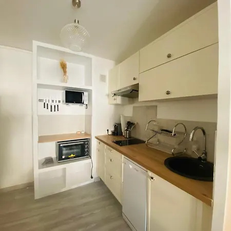 La Cassy - Sleep In Apartment